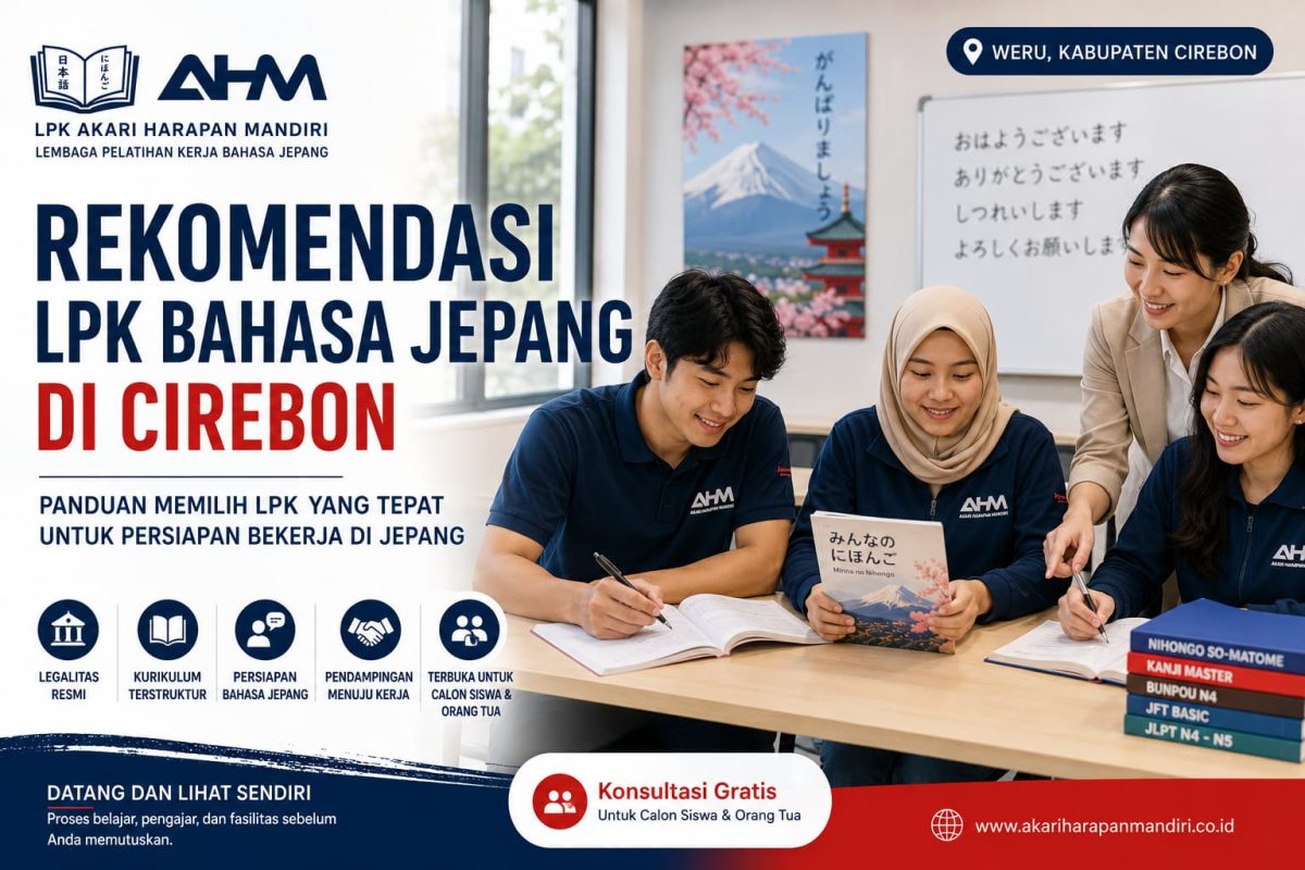 Siswa belajar bahasa Jepang bersama pengajar di LPK Akari Harapan Mandiri Cirebon sebagai persiapan bekerja di Jepang.